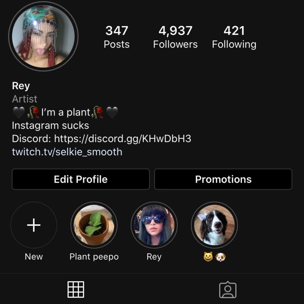@selkie_smooth on IG selling personality